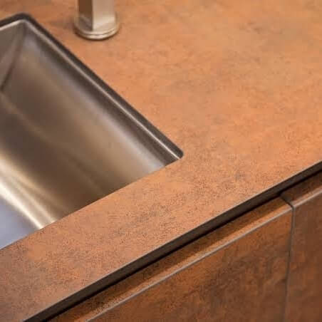"Neolith Iron Corten ile Şıklık ve Dayanıklılığın Buluşması: Modern Yaşam Alanlarına Eşsiz Bir Dokunuş"