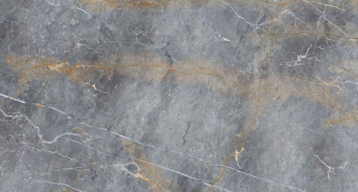 Caramel Grey, bej, kahverengi ve grinin yumuşak tonlarının, zarif ve ince damarlı bir yapıyla bütünleştiği özel bir mermerdir.