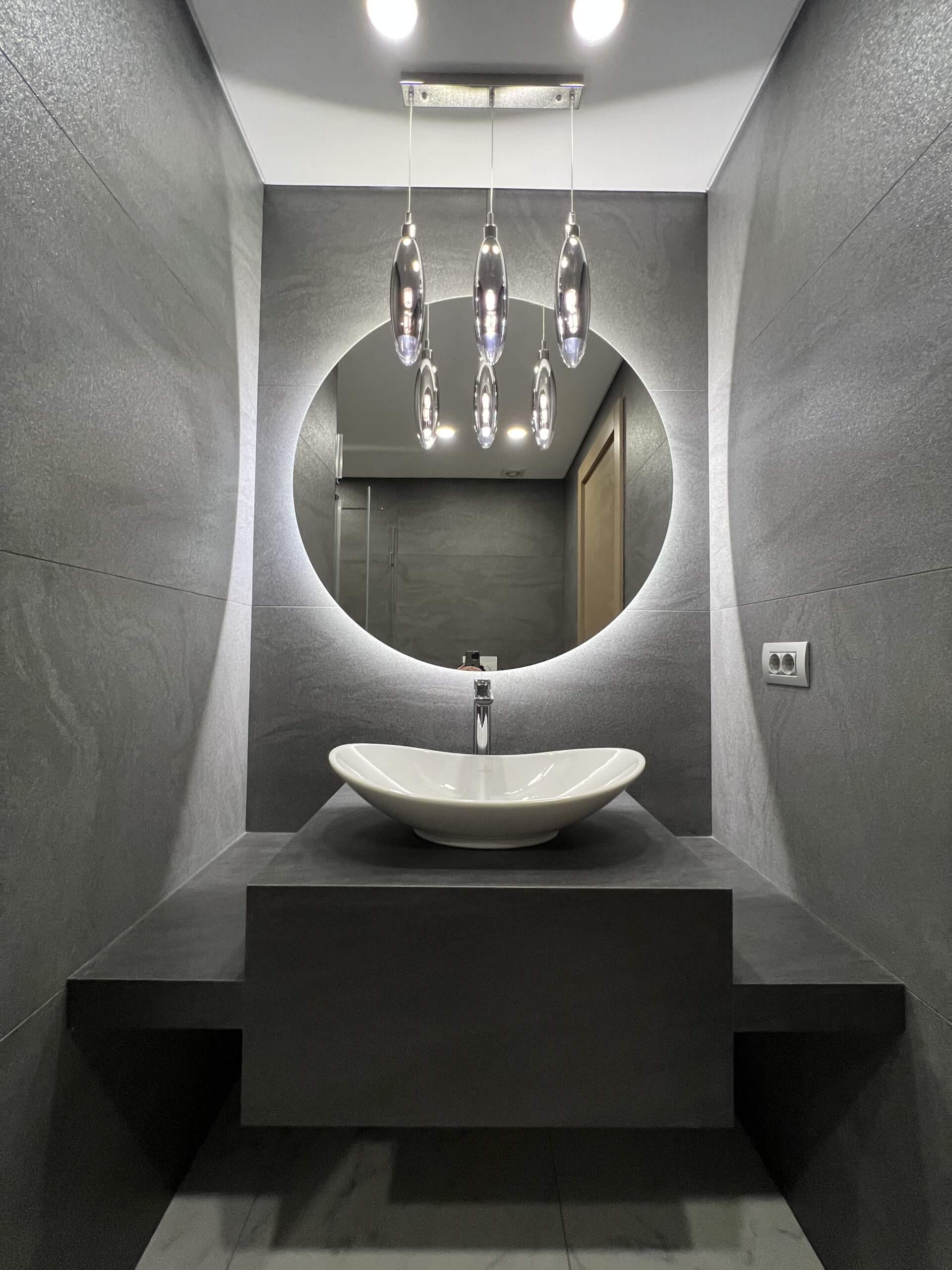 Pietra Grey ile Işığı Yansıtan Banyolar