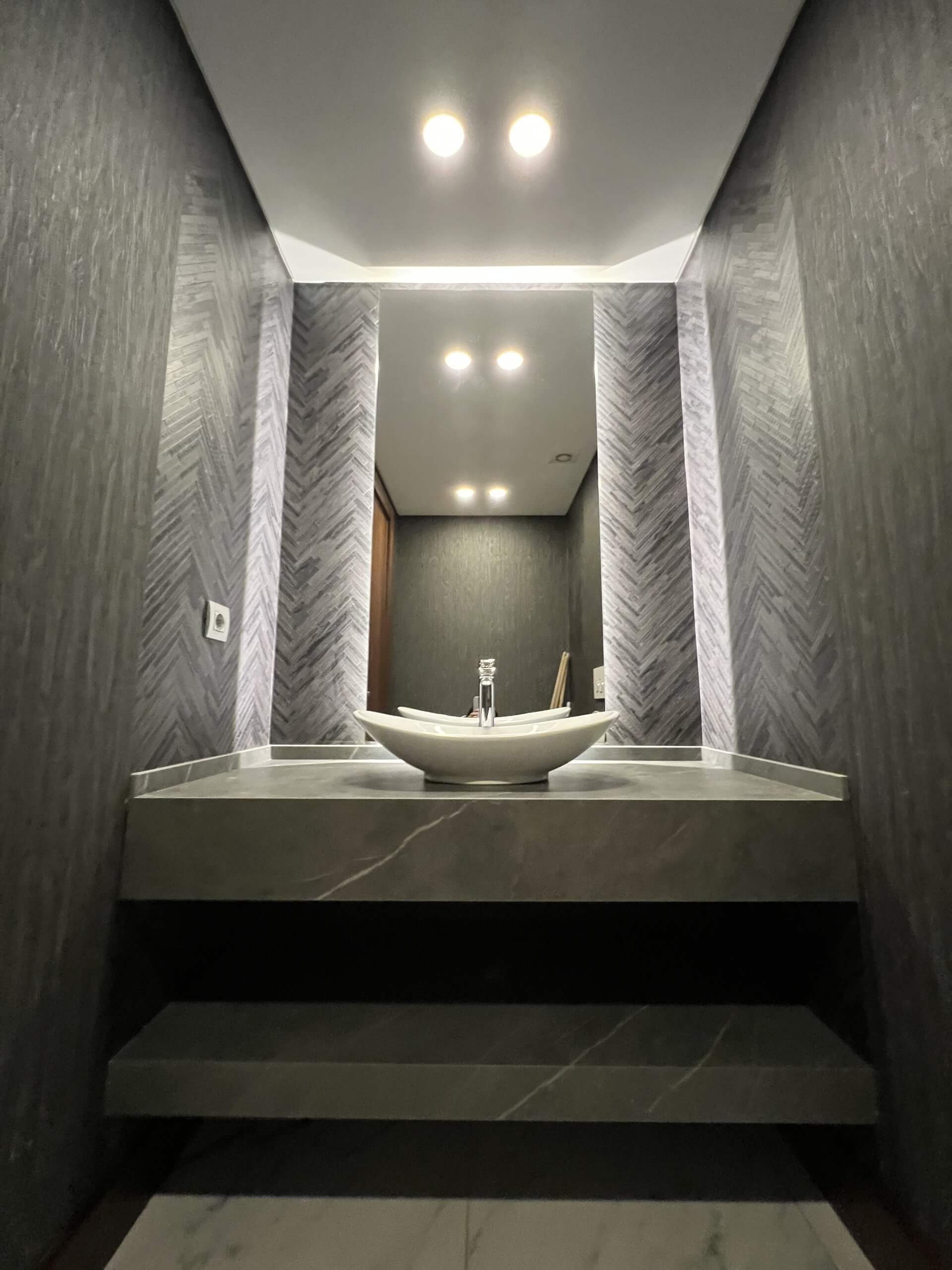 Pietra Grey ile Işığı Yansıtan Banyolar